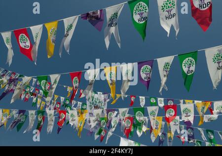 ISTANBUL, TÜRKEI - 12. Apr 2015: Istanbul, Türkei. April 12th 2015 HDP politische Banner fliegen beim Start des türkischen Wahlkampfs 2015, Istan Stockfoto