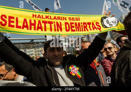 ISTANBUL, TÜRKEI - 12. Apr 2015: Istanbul, Türkei. April 12th 2015 Unterstützung für Selahattin Demirtas beim Start des HDP-Wahlkampfes, Ka Stockfoto