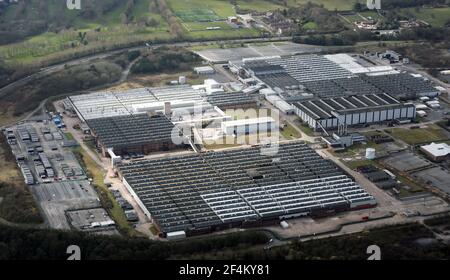 Luftaufnahme der Autofabrik Vauxhall Motors im Hafen Ellesmere auf der Wirral, Merseyside Stockfoto