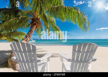 Entspannende Party im sonnigen Karibikstrand, weißem Sand und Kokospalmen Stockfoto