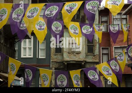 ISTANBUL, TÜRKEI - 12. Apr 2015: Istanbul, Türkei. Mai 30th 2015 politische Banner der HDP-Partei fliegen in Fatih, Istanbul, Türkei Stockfoto