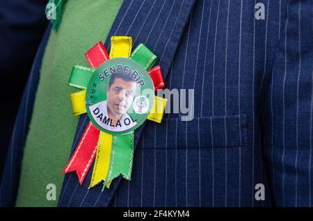 ISTANBUL, TÜRKEI - 12. Apr 2015: Istanbul, Türkei. April 12th 2015 Unterstützung für Selahattin Demirtas beim Start des HDP-Wahlkampfes, Ka Stockfoto