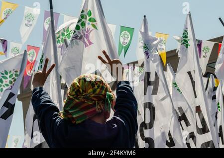 ISTANBUL, TÜRKEI - 12. Apr 2015: Istanbul, Türkei. April 12th 2015 EIN junger kurdischer HDP-Unterstützer beim Start des Wahlkampfs, Istanbul, Türkei Stockfoto