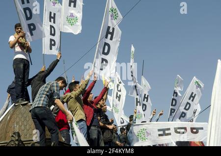 ISTANBUL, TÜRKEI - 12. Apr 2015: Istanbul, Türkei. April 12th 2015 Kurdische Anhänger der HDP-Partei bei einer politischen Kundgebung in Kadikoy, Istanbul, Türke Stockfoto