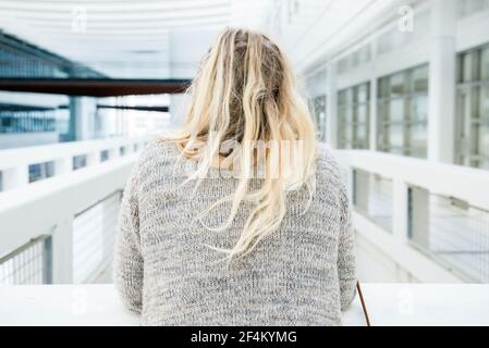 Weibliche ICSI-Patientin auf dem Weg zu einem medizinischen Echo im Rahmen ihres ICSI-Verfahrens. Rotterdam, Niederlande. Stockfoto