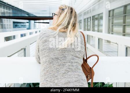 Weibliche ICSI-Patientin auf dem Weg zu einem medizinischen Echo im Rahmen ihres ICSI-Verfahrens. Rotterdam, Niederlande. Stockfoto