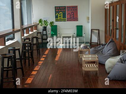 Bangkok, Thailand - 19 Dec, 2019 : Freizeitbereich oder Wohnbereich auf einem Balkon in Haus oder Wohnung mit Holztisch und Stühlen. Kein Fokus, speziell. Stockfoto