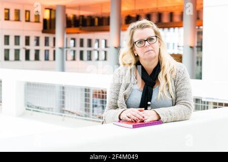 Weibliche ICSI-Patientin auf dem Weg zu einem medizinischen Echo im Rahmen ihres ICSI-Verfahrens. Rotterdam, Niederlande. Stockfoto