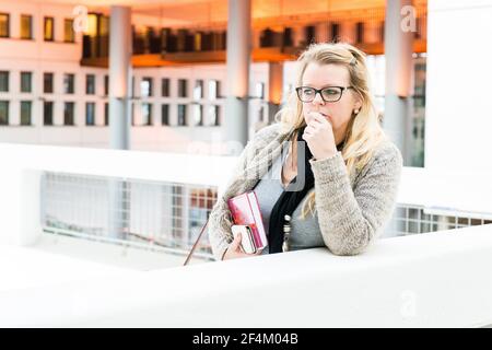 Weibliche ICSI-Patientin auf dem Weg zu einem medizinischen Echo im Rahmen ihres ICSI-Verfahrens. Rotterdam, Niederlande. Stockfoto