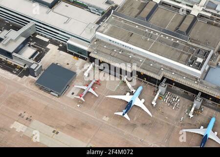 Luftaufnahme der Flugzeuge, die am Terminal 2, Manchester International Airport, geparkt sind. März 2021 Stockfoto