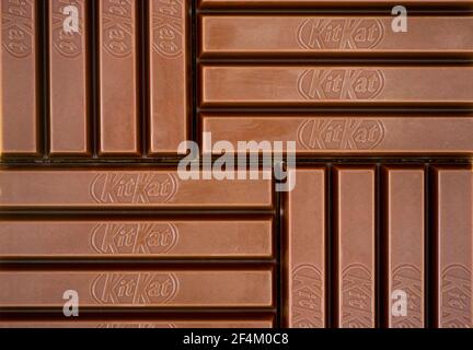 Tambov, Russische Föderation - 19. März 2021 KitKat Schokoriegel Hintergrund. Vollformat. Stockfoto