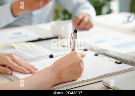 Nahaufnahme Bild der Unternehmerin singen Vereinbarung bei der Begegnung mit Geschäftspartner Stockfoto