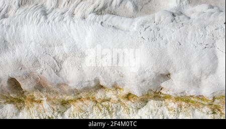 Stein weiße Textur Pamukkale Berg Oberfläche in der Türkei. Calcium Stalaktiten und Relief. Stockfoto