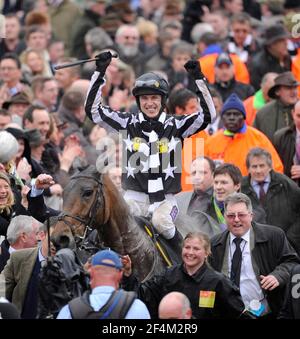 RACING CHELTENHAM FESTIVAL 2010 4TH TAG 19/3/10. DER GOLD-CUP-SIEGER PADDY BRENNAN AUF KAISERLICHEN KOMMANDANTEN. BILD DAVID ASHDOWN Stockfoto