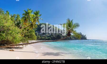 Panoramablick auf tropischen sonnigen Strand in Takamaka Strand, Seychellen Stockfoto