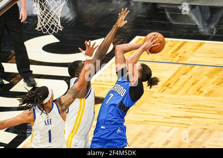 Orlando, Florida, USA, 19. Februar 2021, Orlando Magic Spieler Michael Carter Williams #7 Versuch, einen Korb während des Spiels gegen die Krieger im Amway Center zu machen (Bildnachweis: Marty Jean-Louis) Stockfoto