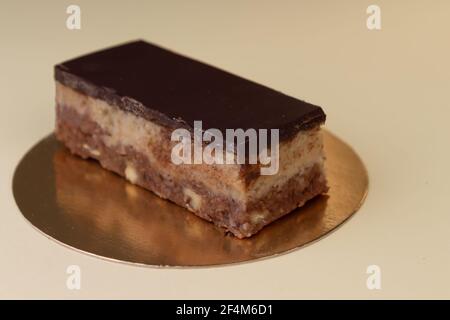 Traditionelle kroatische Dessert Bajadera Kuchen. Walnuss- und Mandelmehl-Pralinen mit gesüßter Schokolade überzogen. Keto Dessert. Stockfoto