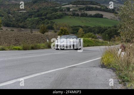 CAGLI, ITALIEN - 22. Okt 2020: porsche 911 Speedster auf einem alten Rennwagen in Rallye Mille Miglia 2020 das berühmte italienische historische Rennen (1927-1957 Stockfoto
