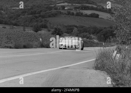 CAGLI, ITALIEN - 22. Okt 2020: porsche 911 Speedster auf einem alten Rennwagen in Rallye Mille Miglia 2020 das berühmte italienische historische Rennen (1927-1957 Stockfoto