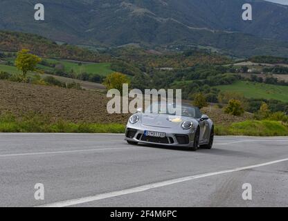 CAGLI, ITALIEN - 22. Okt 2020: porsche 911 Speedster auf einem alten Rennwagen in Rallye Mille Miglia 2020 das berühmte italienische historische Rennen (1927-1957 Stockfoto
