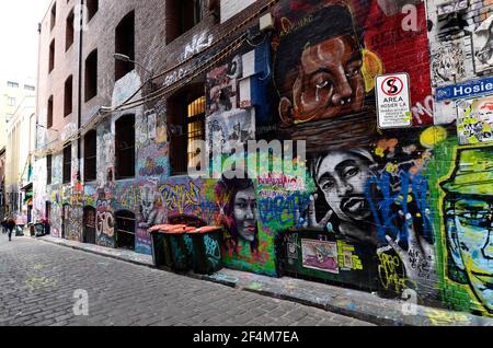 Melbourne, VIC, Australien - 05. November 2017: Gebäude und Wände in Hosier Lane voll mit gemalten Graffiti Stockfoto