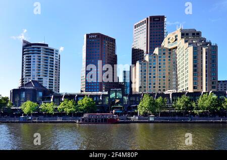 Melbourne, VIC, Australien - 03. November 2017: Gebäude und Promenade am Southbank entlang des Yarra Flusses Stockfoto