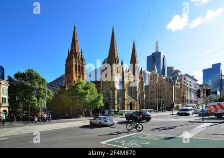 Melbourne, VIC, Australien - 03. November 2017: Unbekannte Menschen und Verkehr auf der Flinders Street mit der St. Pauls Cathedral in der Hauptstadt von Victoria Stockfoto