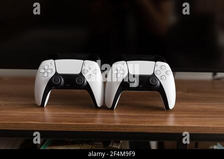 Czernivtsi, Ukraine - März 2021: Neue PlayStation 5 Box Sony enthüllt PS5 Konsolen und Spiele. Stockfoto