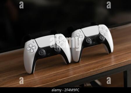 Czernivtsi, Ukraine - März 2021: Neue PlayStation 5 Box Sony enthüllt PS5 Konsolen und Spiele. Stockfoto