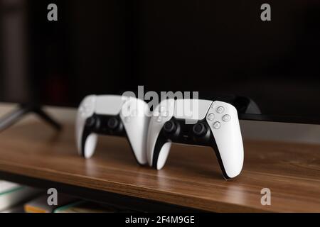Czernivtsi, Ukraine - März 2021: Neue PlayStation 5 Box Sony enthüllt PS5 Konsolen und Spiele. Stockfoto