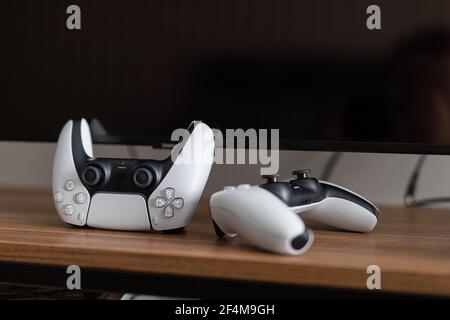 Czernivtsi, Ukraine - März 2021: Neue PlayStation 5 Box Sony enthüllt PS5 Konsolen und Spiele. Stockfoto