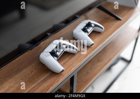 Czernivtsi, Ukraine - März 2021: Neue PlayStation 5 Box Sony enthüllt PS5 Konsolen und Spiele. Stockfoto