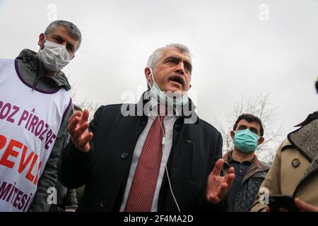 Der Abgeordnete der Demokratischen Partei der Völker (HDP), Omer Faruk Gergerlioglu, zeigt bei der Kundgebung ein Friedenszeichen. Ein türkischer Spitzenstaatsanwalt reichte am Mittwoch beim Verfassungsgericht ein Verfahren ein, in dem er die Schließung der pro-kurdischen Volkspartei (HDP) forderte, was den Höhepunkt eines jahrelangen Festgreifens gegen die drittgrößte Partei des türkischen Parlaments darstellt. Anhänger der pro-kurdischen Volkspartei (HDP) veranstalten im Rahmen von Nowruz (Newroz) eine Kundgebung. Oder kurdisches Neujahr, in Ankara. Newroz oder Nowruz bedeutet für die Gemeinden im Nahen Osten "neuer Tag", "neues Jahr" und "kommender Sommer". Es ist auch re Stockfoto