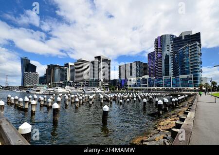 Melbourne, VIC, Australien - November 03, 2017: Boote im Victoria Harbour und Gebäuden in neue Waterfront City in Docklands Bezirk Stockfoto