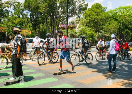 Nach vielen Monaten der Schließung aufgrund der Pandemie, hat die Stadt Merida in Mexiko seine beliebten "Cycling Sundays" auf dem berühmten Paseo de Montejo Avenue wieder aufgenommen. Die Veranstaltung wurde neu organisiert und hält sich an die Covid-19-Schutzmaßnahmen Stockfoto