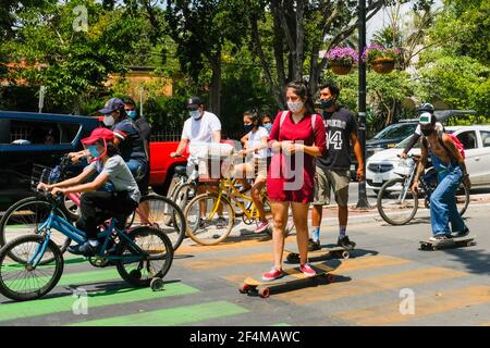 Nach vielen Monaten der Schließung aufgrund der Pandemie, hat die Stadt Merida in Mexiko seine beliebten "Cycling Sundays" auf dem berühmten Paseo de Montejo Avenue wieder aufgenommen. Die Veranstaltung wurde neu organisiert und hält sich an die Covid-19-Schutzmaßnahmen Stockfoto