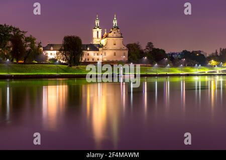 Basilika des Erzengels Michael mit Spiegelung im Fluss bei Nacht, Krakau, Polen Stockfoto