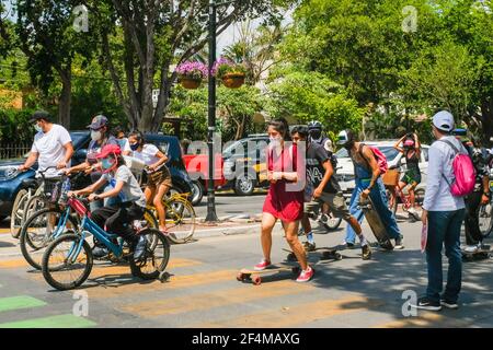 Nach vielen Monaten der Schließung aufgrund der Pandemie, hat die Stadt Merida in Mexiko seine beliebten "Cycling Sundays" auf dem berühmten Paseo de Montejo Avenue wieder aufgenommen. Die Veranstaltung wurde neu organisiert und hält sich an die Covid-19-Schutzmaßnahmen Stockfoto