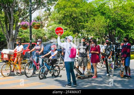 Nach vielen Monaten der Schließung aufgrund der Pandemie, hat die Stadt Merida in Mexiko seine beliebten "Cycling Sundays" auf dem berühmten Paseo de Montejo Avenue wieder aufgenommen. Die Veranstaltung wurde neu organisiert und hält sich an die Covid-19-Schutzmaßnahmen Stockfoto