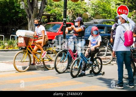 Nach vielen Monaten der Schließung aufgrund der Pandemie, hat die Stadt Merida in Mexiko seine beliebten "Cycling Sundays" auf dem berühmten Paseo de Montejo Avenue wieder aufgenommen. Die Veranstaltung wurde neu organisiert und hält sich an die Covid-19-Schutzmaßnahmen Stockfoto