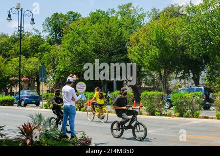 Nach vielen Monaten der Schließung aufgrund der Pandemie, hat die Stadt Merida in Mexiko seine beliebten "Cycling Sundays" auf dem berühmten Paseo de Montejo Avenue wieder aufgenommen. Die Veranstaltung wurde neu organisiert und hält sich an die Covid-19-Schutzmaßnahmen Stockfoto