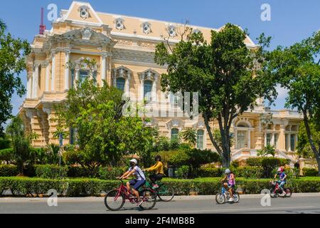 Nach vielen Monaten der Schließung aufgrund der Pandemie, hat die Stadt Merida in Mexiko seine beliebten "Cycling Sundays" auf dem berühmten Paseo de Montejo Avenue wieder aufgenommen. Die Veranstaltung wurde neu organisiert und hält sich an die Covid-19-Schutzmaßnahmen Stockfoto