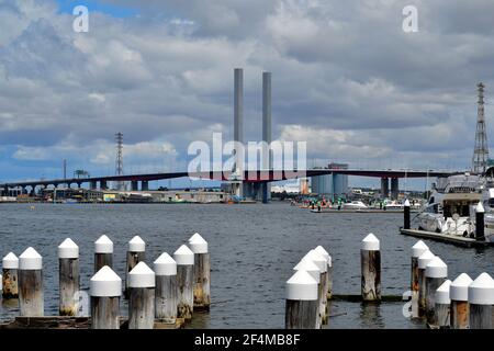 Melbourne, VIC, Australien - 03. November 2017: Boote in Victoria Harbour und Bolte Bridge über Victoria Harbour im Docklands District Stockfoto