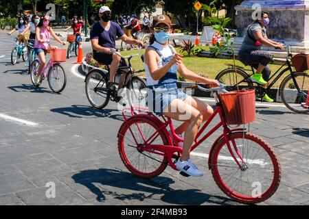 Nach vielen Monaten der Schließung aufgrund der Pandemie, hat die Stadt Merida in Mexiko seine beliebten "Cycling Sundays" auf dem berühmten Paseo de Montejo Avenue wieder aufgenommen. Die Veranstaltung wurde neu organisiert und hält sich an die Covid-19-Schutzmaßnahmen Stockfoto