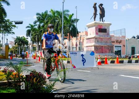 Radsportler mit Gesichtsmaske auf der berühmten Paseo de Montejo Avenue, Merida Mexiko Stockfoto