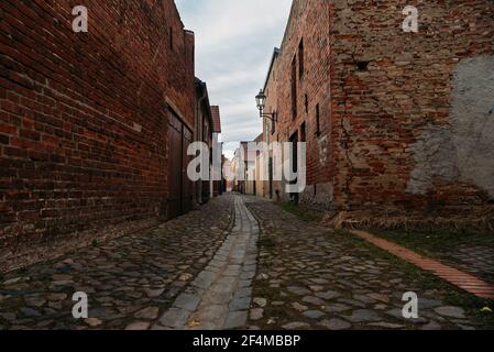 Eine kleine schmale Gasse in einem alten Dorf in Beelitz, Brandenburg, Deutschland Stockfoto