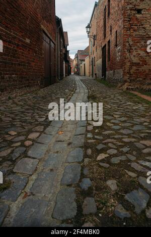 Eine kleine schmale Gasse in einem alten Dorf in Beelitz, Brandenburg, Deutschland Stockfoto