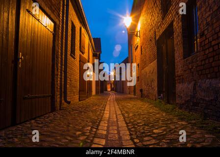 Eine kleine schmale Gasse in einem alten Dorf bei Nacht, Beelitz, Brandenburg, Deutschland Stockfoto