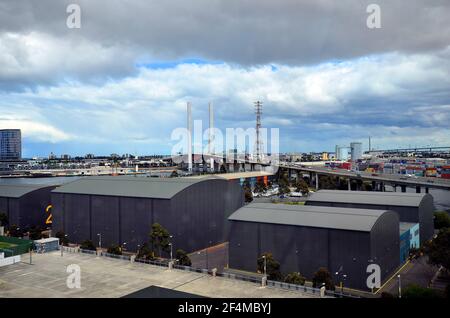 Melbourne, VIC, Australien - 03. November 2017: Luftaufnahme über Docklands Viertel mit verschiedenen Gebäuden und zwei freischwelligen Bolte Brücke Stockfoto