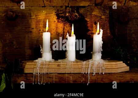 Kerzen und Halter der Art, die in der Kolonie von Henryco aus dem 17th. Jahrhundert verwendet wurde. Stockfoto
